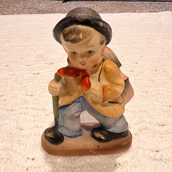 The Fiddler Boy Figurine - Picture 1 of 5